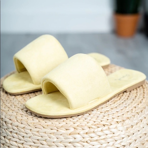 Qupid Shoes - Yellow one band suede sandal